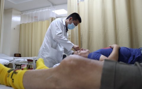 Bruce Chunsik Im es acupunturista y neurocirujano; su asistente recibe primero al paciente y le pregunta síntomas y de ser el caso pide historias clínicas.