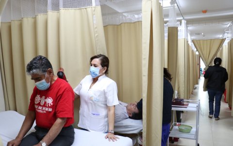 A diario, desde minutos antes de las 07:00, llegan ciudadanos de toda la ciudad.