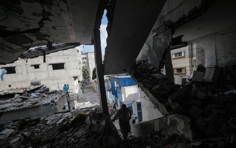 Un hombre palestino entre los escombros de su casa destruida tras un ataque aéreo israelí contra el campo de refugiados de Al-Nusairat en la Franja de Gaza el 06 de julio de 2024.