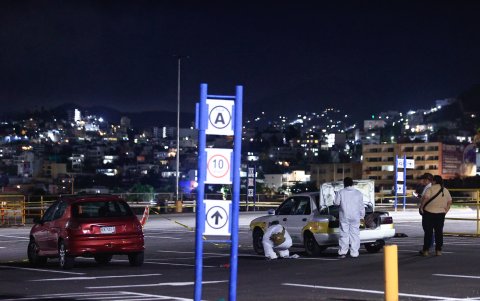 Forenses trabajan en la zona donde fueron encontrados cuerpos desmembrados en un supermercado, este sábado en Acapulco, Guerrero (México).