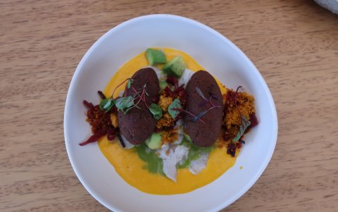 Va con una salsa de tomate de árbol asado, con una emulsión de cilantro que le da buen color y perfume.