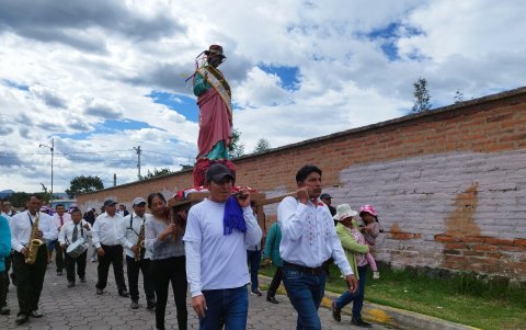 Priostes, devotos y grupos tradicionales celebraron las fiestas de San Pedro