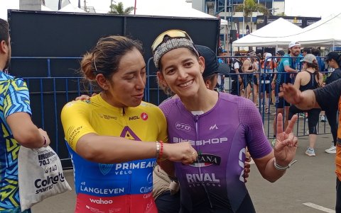Núñez (i) y Bravo celebran tras finalizar en primer lugar en la categoría de postas femeninas del Iron Man 70.3 de Manta.