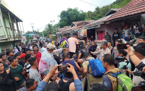 llos rescatistas cargando bolsas para cadáveres de víctimas de deslizamientos de tierra en la aldea de Tulabo, Samawa, Gorontalo, Indonesia, el 8 de julio de 2024.
