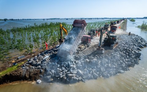 Rescatistas bloquean rotura de dique del lago Dongting en el municipio de Tuanzhou, condado de Huarong, bajo la ciudad de Yueyang, provincia de Hunan, en el centro de China.