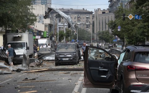 Una calle con automóviles dañados y escombros después de un ataque con misiles en Kiev, Ucrania, el 8 de julio de 2024, en medio de la invasión rusa.