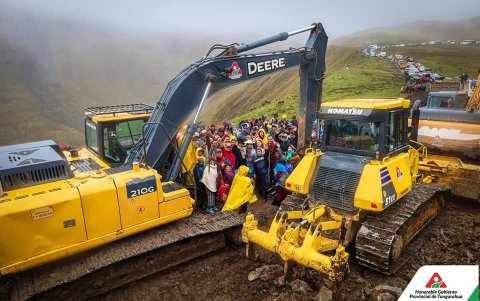 Maquinaria usada para trabajos de movimiento de tierra, para abrir camino.