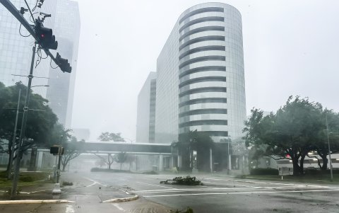 Viento y lluvia del huracán Beryl en Houston, Texas.