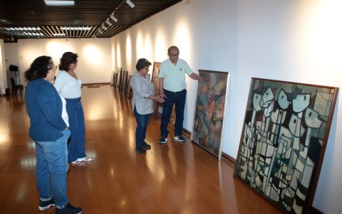 El montaje del núcleo pretende crear una narrativa plástica con piezas pictóricas de la reserva patrimonial de la Casa de la Cultura.