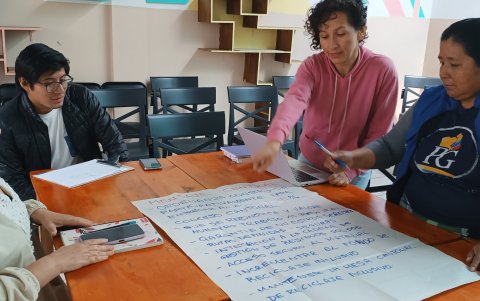 2. Ordenanza. María Saquipai trabaja en el proceso de ordenanza para los recicladores.