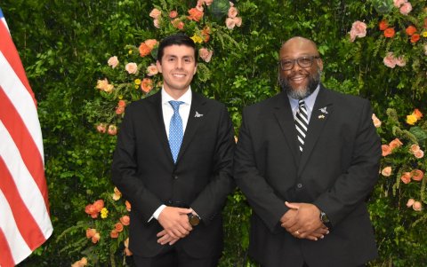 Jose Patricio Ortiz y el embajador Art Brown.
