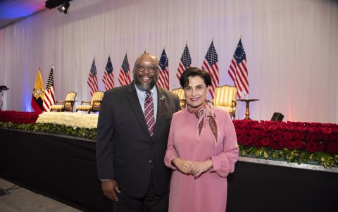 El embajador Brown junto a Gabriela Sommerfeld.