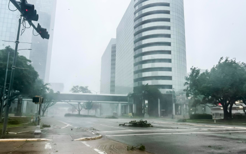 Viento y lluvia del huracán Beryl en Houston, Texas.
