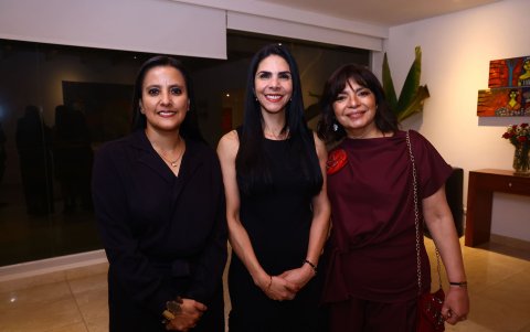 Paola Gavilanes, Yolanda Flores de Zeballos y Rosario Velasco.