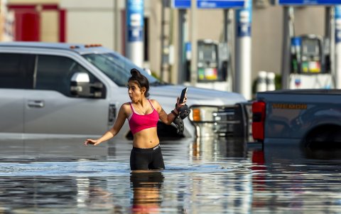 Una mujer navega por las aguas de la inundación tras las fuertes lluvias provocadas por el huracán Beryl en Houston.