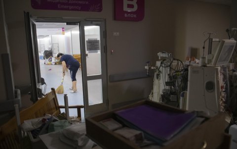 Trabajadores retiran escombros en el lugar de un ataque con misiles contra el hospital infantil 'Okhmatdyt' en Kiev, Ucrania, el 9 de julio de 2024, en medio de la invasión rusa.