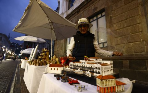 Ferias. Los artesanos muestran su variedad de productos.