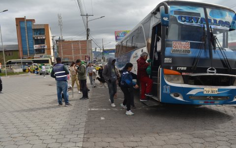 Problema. Una de las causas de esta situación son las paradas improvisadas, que restan el número de usuarios que llegan a la Terminal del Sur.