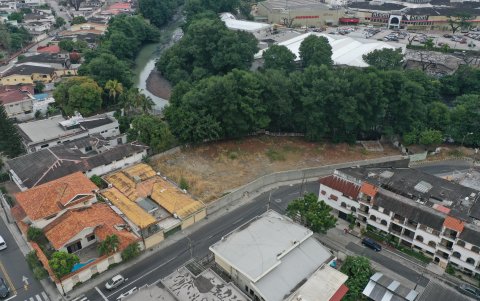 Terreno. El predio acumula desechos, tierra y monte.