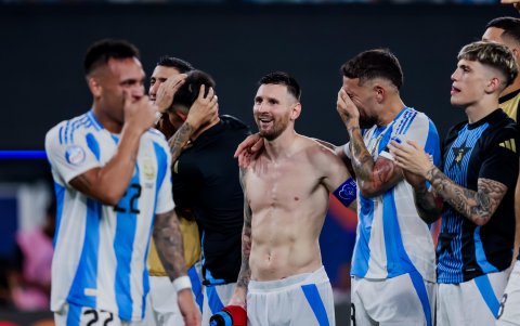 Lionel Messi (C) y el resto de integrantes de la selección de Argentina celebran la victoria sobre Canadá