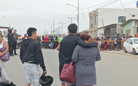 Los familiares de las víctimas lloran a los fallecidos. Es una escena que se repite en La Libertad