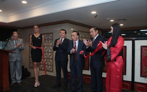 El corte de la cinta fue un momento especial. Participaron Wilson León, en el centro, junto a sus hijos Willy y Darwin León.