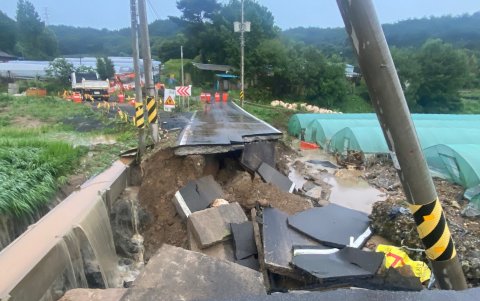 Una carretera en el condado central de Seocheon se derrumbó después de días de fuertes lluvias, en Seocheon, Corea del Sur, el 10 de julio de 2024