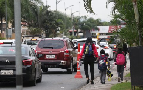 2. Peligros. Muchas veces los menores se bajan cuadras antes para poder llegar a tiempo a las escuelas. Esa actividad representa peligro para los más pequeños.