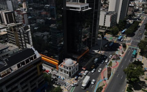 Encierro. La imagen de la casa patrimonial de la av. Patria y 9 de Octubre se altera con los edificios.