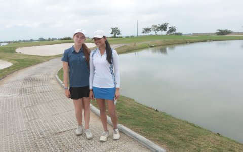 Eugenia Nevárez y Saanvi Somani.