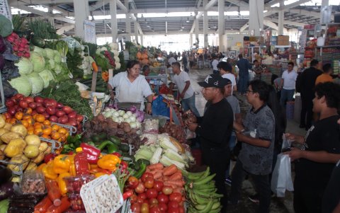 Sauces IX. En el mercado que está al norte de la ciudad, la libra de papa cuesta entre 0,40 y 0,45 dólares dependiendo de la variedad.
