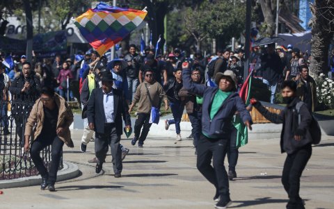 Seguidores del expresidente Evo lanzan objetos contra los seguidores del presidente de Bolivia, Luis Arce, este miércoles, en la La Paz.