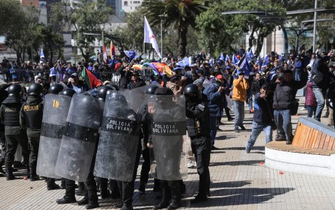 Policías se enfrentan a seguidores del expresidente de bolivia, Evo Morales, y del presidente de Bolivia, Luis Arce, este miércoles, en la La Paz (Bolivia).