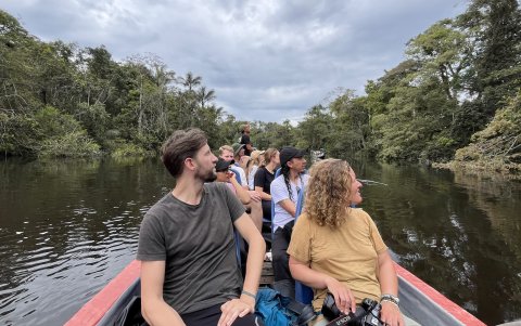La contaminación de los afluentes de la región amazónica también afecta a los extranjeros que visitan estas zonas