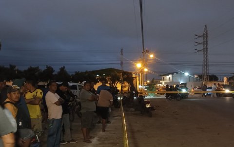 Varias personas, alarmadas por los disparos, se acercaron hasta la escena del crimen en La Libertad.