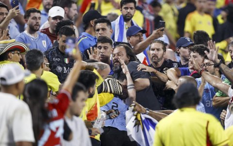 Aficionados de Uruguay y Colombia fueron registrados este miércoles 10 de julio al pelearse al final de la segunda semifinal de la Copa América 2024.