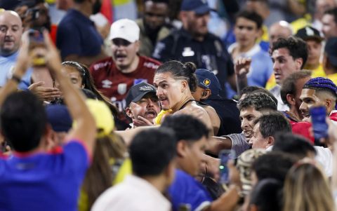 Darwin Núñez (C) de Uruguay se pelea con sus fans después de que Uruguay en la Copa América 2024.
