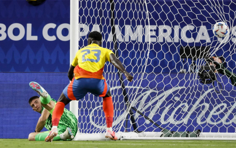 El defensor colombiano Davinson Sánchez fue registrado este miércoles, 10 de julio, al observar el gol que su compañero Jefferson Lerma