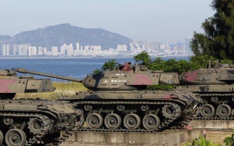 La ciudad de Xiamen en China se ve al fondo de tanques desmantelados fuera de la Fortaleza del Triángulo en el condado de Kinmen, Taiwán, el 5 de julio de 2024.