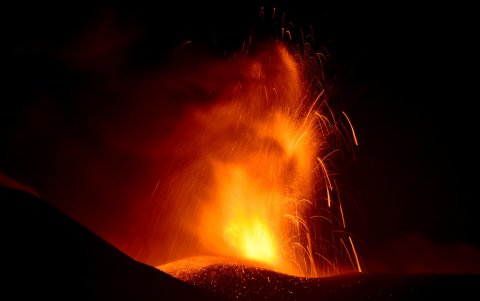 Erupción del volcán Etna vista desde cerca de Fornazzo, isla de Sicilia, Italia.
