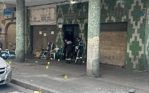Policías recaban indicios en el lugar del suceso.