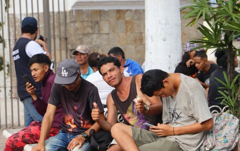 En Tapachula, los grupos ciudadanos dicen asumir el gasto con los migrantes ante la inacción del Gobierno.