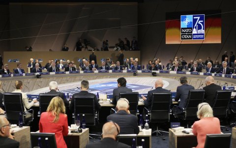 Jefes de Estado participan durante una reunión de la OTAN este jueves en el Centro de Convenciones Walter E. Washington, en Washington