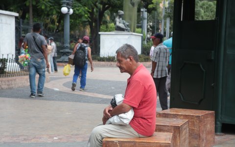 2. Parques y plazas. La pileta y las palomas, en la plaza San Francisco, figuran como únicos elementos que tienen para distraerse durante el día.
