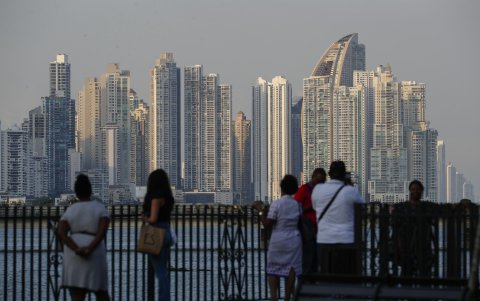 Varios turistas visitan el Casco Antiguo en Ciudad de Panamá (Panamá).