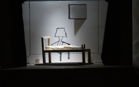 Los objetos son parte de esta obra silenciosa, que prioriza la música y el movimiento.