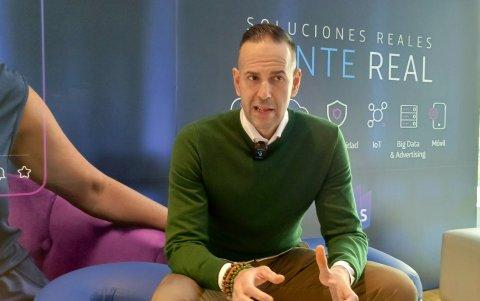 Daswani señala la dificultad de regular la inteligencia artificial debido a su naturaleza cambiante y omnipresente.