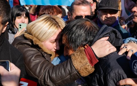 Varias personas se acercan a los familiares del niño desaparecido durante la manifestación del jueves en el centro de Buenos Aires.