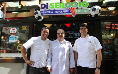 El trabajo en familia es el corazón de Di Serggio. Todos participan en la propuesta culinaria y en la creación de videos.