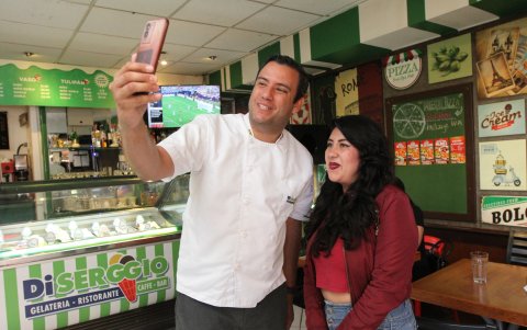 Sus fans llegan a diario hasta Di Serggio para conocerlo.